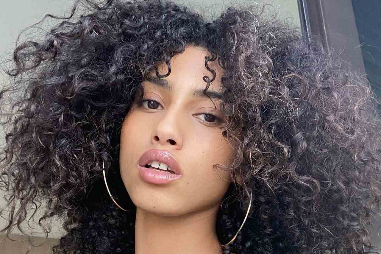 Imaan Hammam posa in lingerie per il nuovo servizio fotografico di Victoria’s Secret