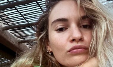 Em Ibiza, Lily James posa de biquíni e exibe físico impecável