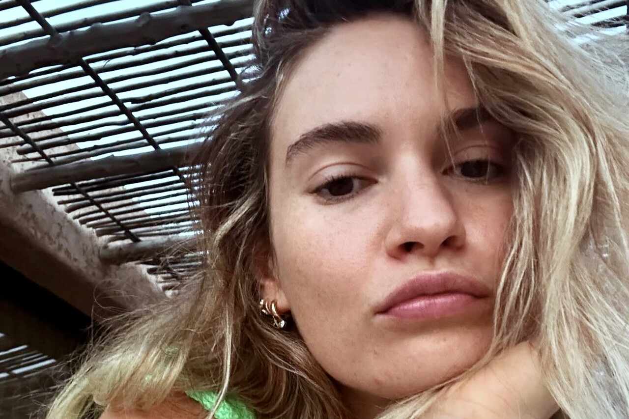 På Ibiza poserer Lily James i bikini og viser en feilfri figur