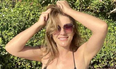 Aos 59 anos, Elizabeth Hurley exibe corpo impecável após posar com biquíni preto minúsculo