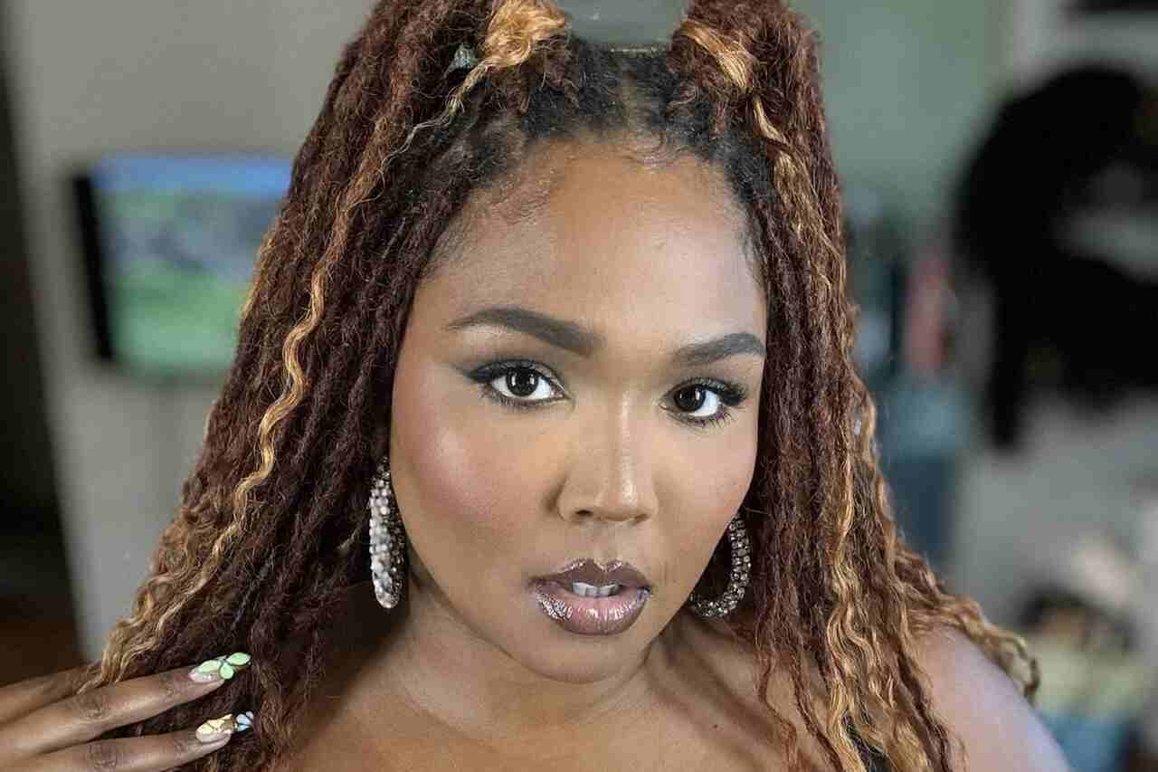 Lizzo poses in lingerie, showcasing stunning curves and making fans swoon