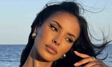 Maya Jama posa de vestido transparente em Ibiza após final do 'Love Island'