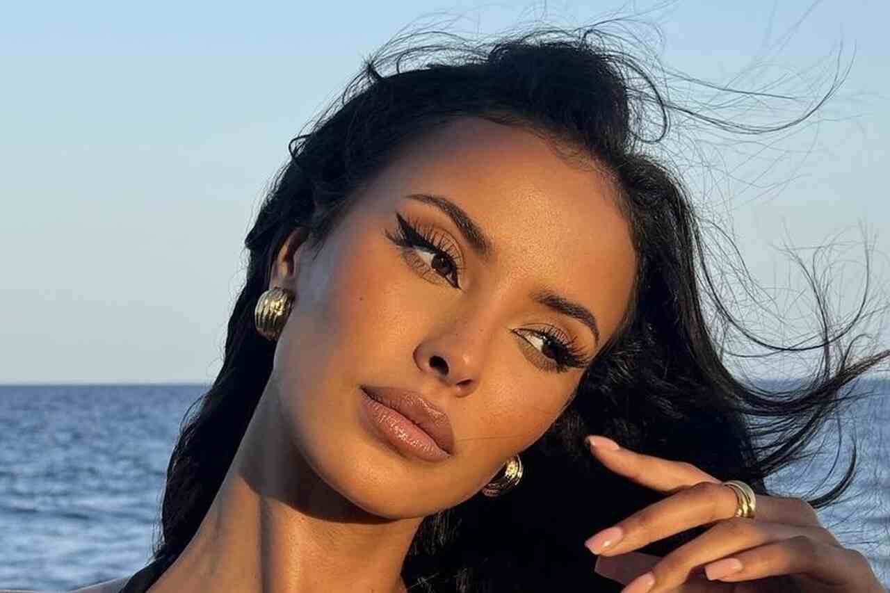 Maya Jama 穿透明连衣裙在伊比萨拍照，出席《Love Island》决赛后