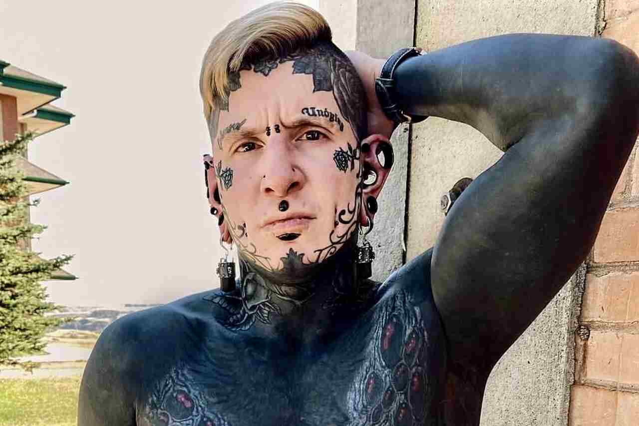 Homem gasta mais de US$ 150 mil em tatuagens e mostra antes e depois