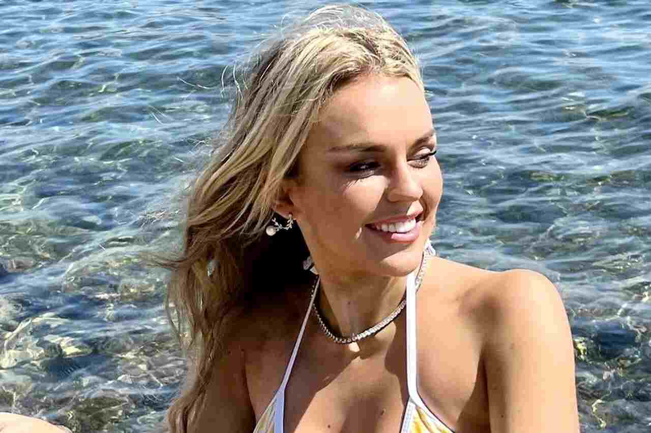 Tallia Storm posa de biquíni para mostrar novo visual: "Uma vez loira, sempre loira"