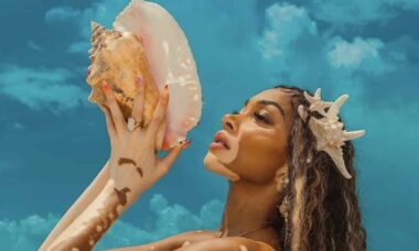 Winnie Harlow usa conchas como biquíni em novo ensaio ousado na praia