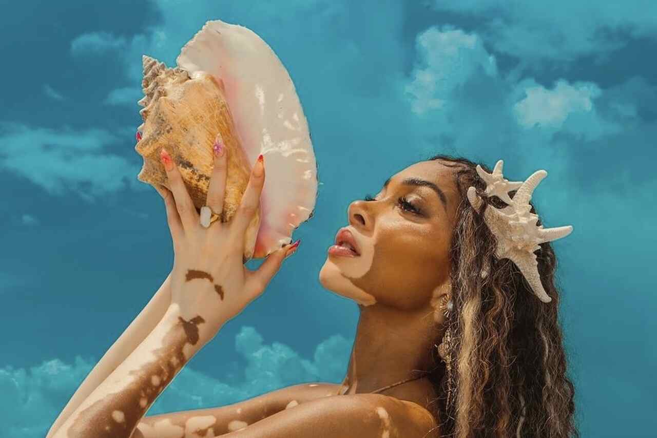 Winnie Harlow utilise des coquillages comme bikini dans une nouvelle séance photo audacieuse à la plage