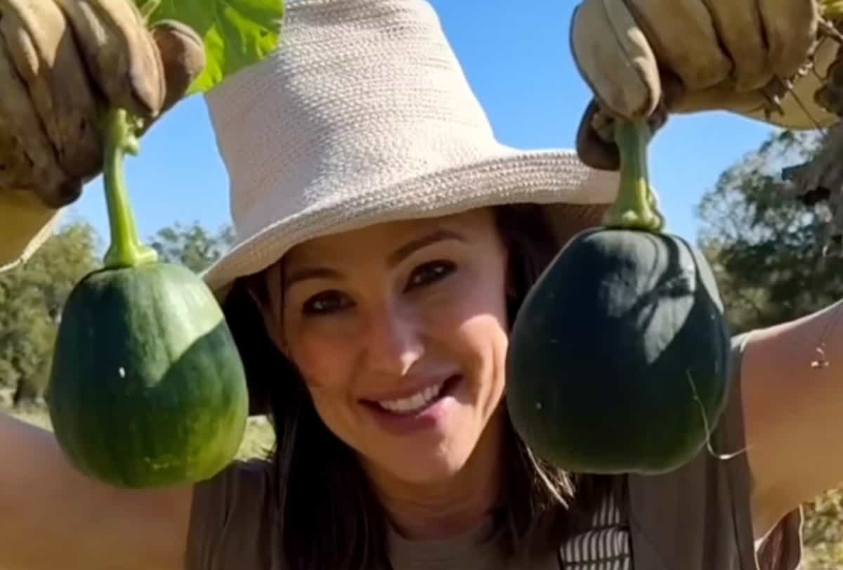 Jennifer Garner Entertains Fans with Informative Pumpkin Video