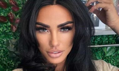 Katie Price exibe novo visual após nova cirurgia plástica: "extremamente feliz"