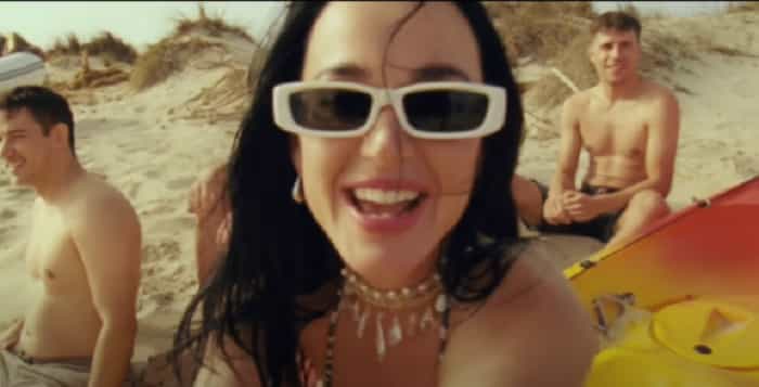 Katy Perry nel videoclip della nuova canzone 'Lifetimes' (YouTube / @KatyPerry)