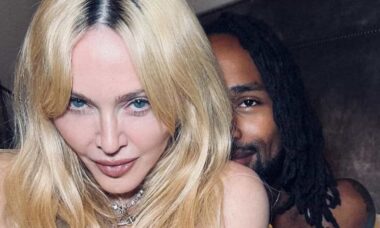 Madonna exibe momento íntimo com novo namorado em selfie sem camisa