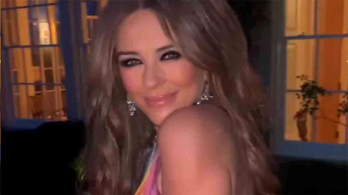 Vídeo: Elizabeth Hurley dispensa sutiã e posa com vestido soltinho nas redes