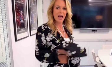 Amanda Holden confessa usar roupas largas para disfarçar "barriguinha" das férias na Grécia