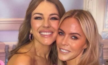 Elizabeth Hurley e Patsy Kensit celebram os 35 anos de amizade com foto antiga - confira!