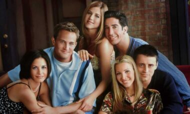 Elenco de Friends se preocupa com isolamento de Matt LeBlanc após a morte de Matthew Perry