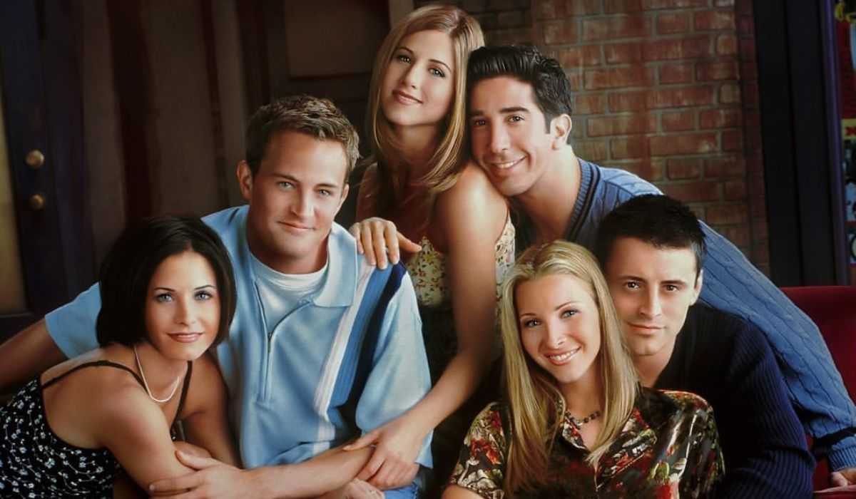 Elenco de Friends se preocupa com isolamento de Matt LeBlanc após a morte de Matthew Perry