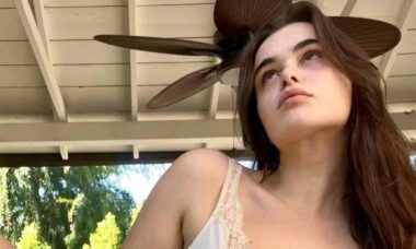 Após perder peso, Barbie Ferreira posa de camisola transparente e quase mostra demais