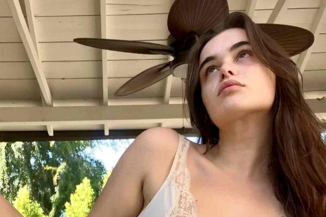 Après avoir perdu du poids, Barbie Ferreira pose en nuisette transparente et montre presque trop