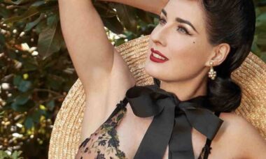 Aos 51 anos, Dita Von Teese posa para campanha de lingerie e deixa fãs babando