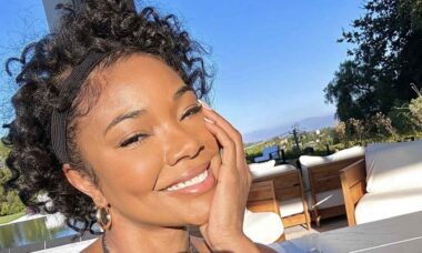 Aos 51 anos, Gabrielle Union dispensa roupas para tomar ducha e deixa fãs babando com clique ousado