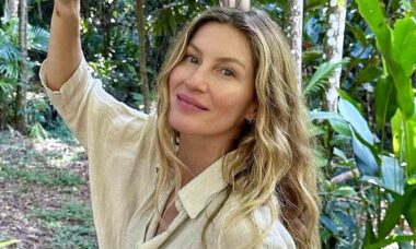 Gisele Bündchen encanta fãs após compartilhar cliques de suas férias no Brasil