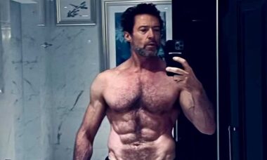 Aos 55 anos, Hugh Jackman exibe abdômen trincado e fala sobre físico impressionante