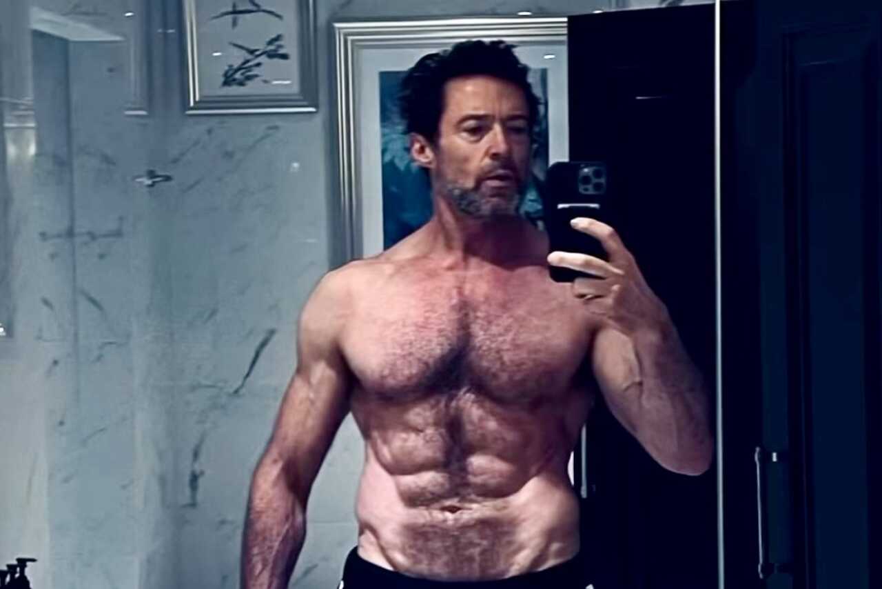 I en alder av 55 viser Hugh Jackman sine veltrente magemuskler og snakker om sin imponerende fysikk