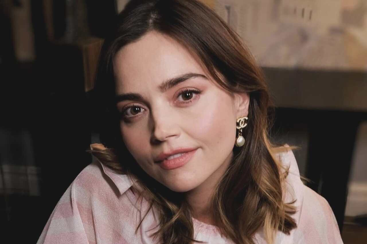 Doctor Who-stjernen Jenna Coleman kler av seg for å vise gravidmagen