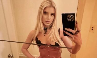 Jessica Simpson deixa fãs babando após posar com corset e calça de renda