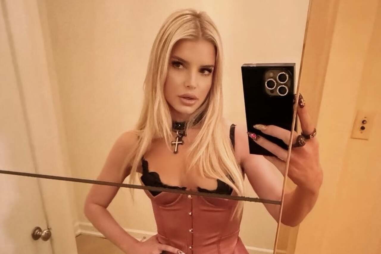 Jessica Simpson laat fans watertanden na te poseren met een corset en kanten broek