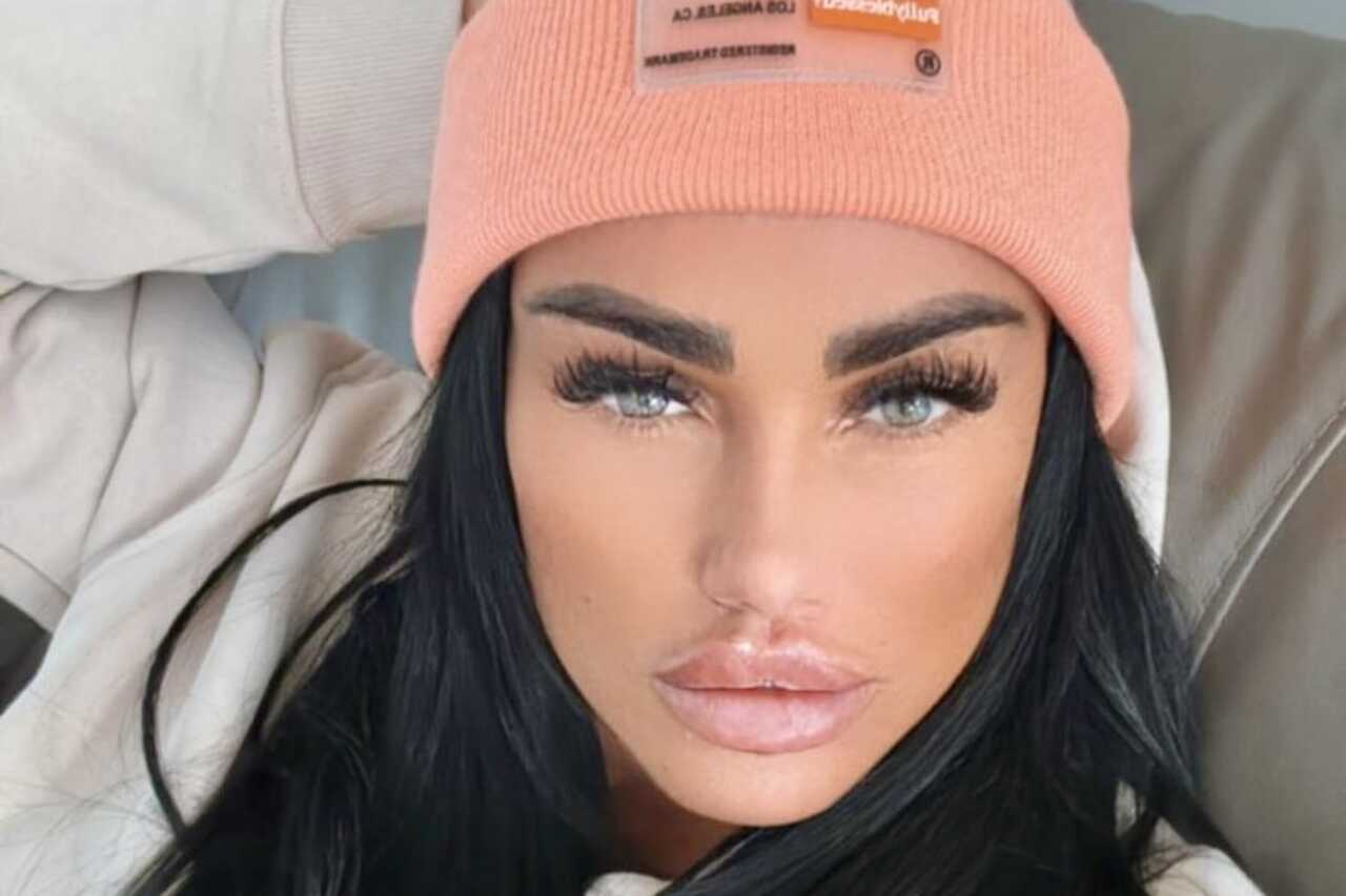 English model addicted to cosmetic procedures undergoes new lip filler session