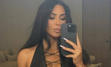 Kim Kardashian quase mostra demais após posar com top de couro recortado