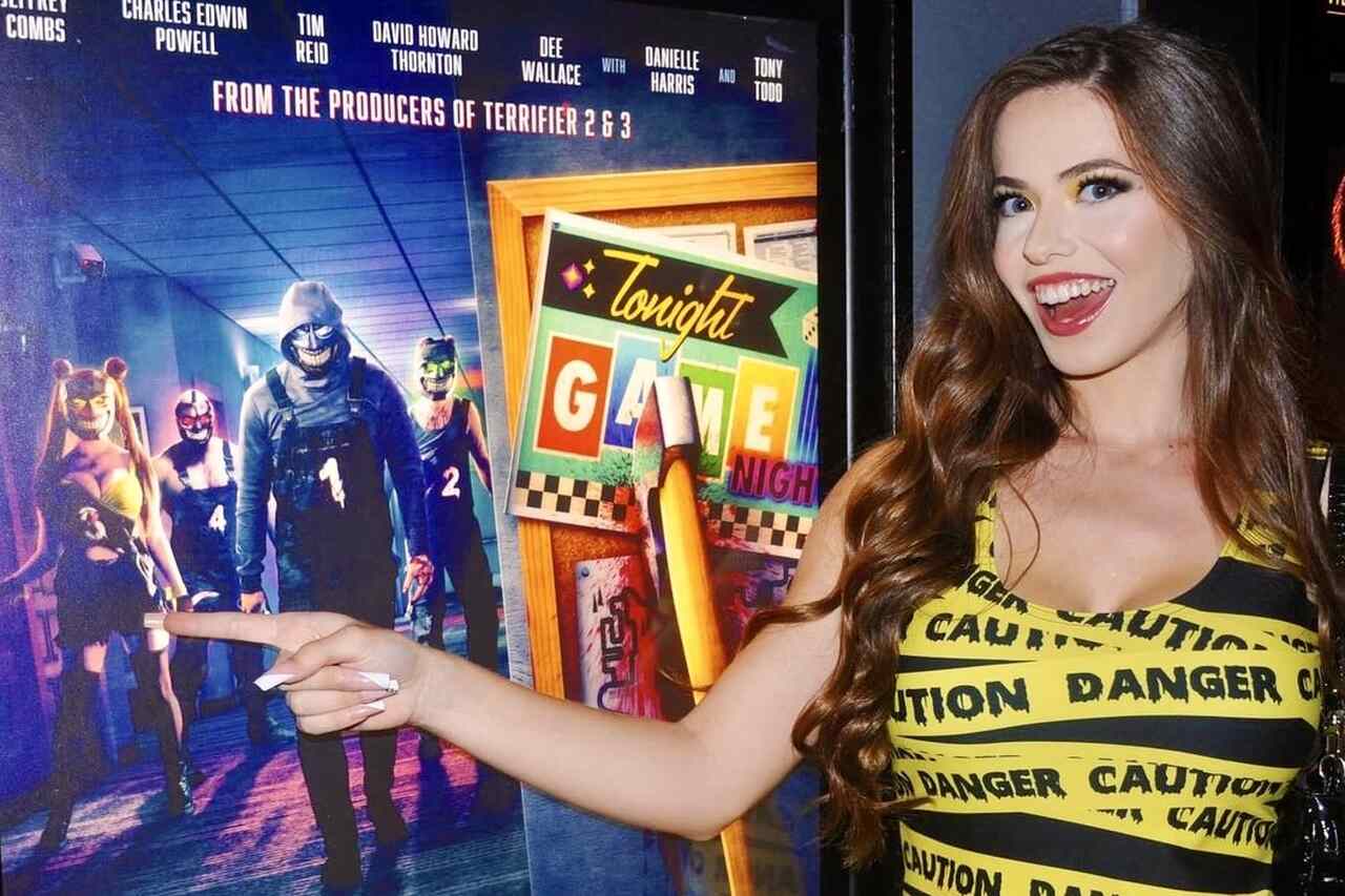 Garçonete do "Hooters" celebra papel em seu primeiro filme de terror