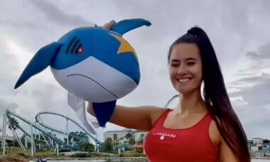 Modelo de 2 metros de altura curte viagem pelo SeaWorld, mas fãs imploram por outra coisa