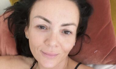 Martine McCutcheon posa de lingerie na cama e arranca suspiros dos seguidores