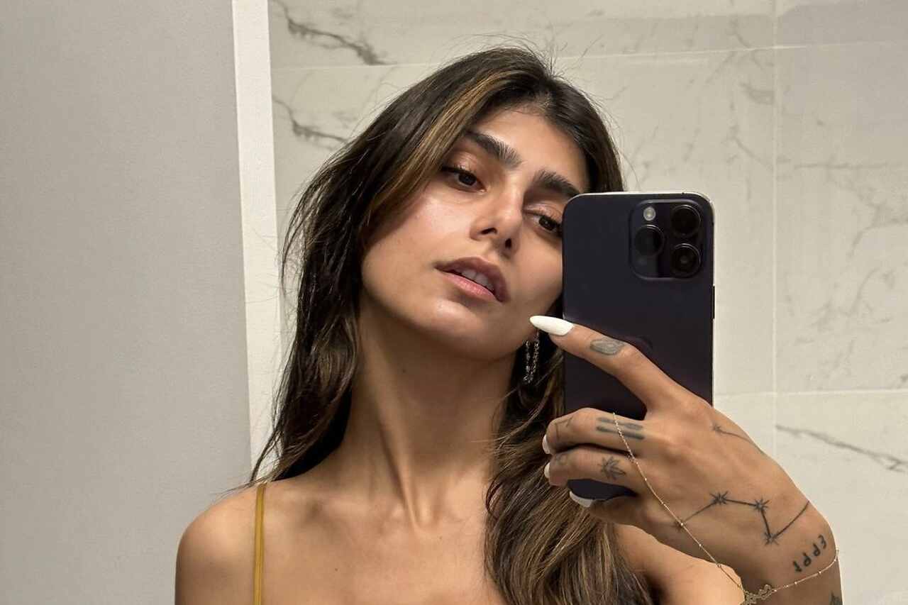 Mia Khalifa stuurt een boodschap naar degenen die overwegen de volwassen entertainmentindustrie in te gaan