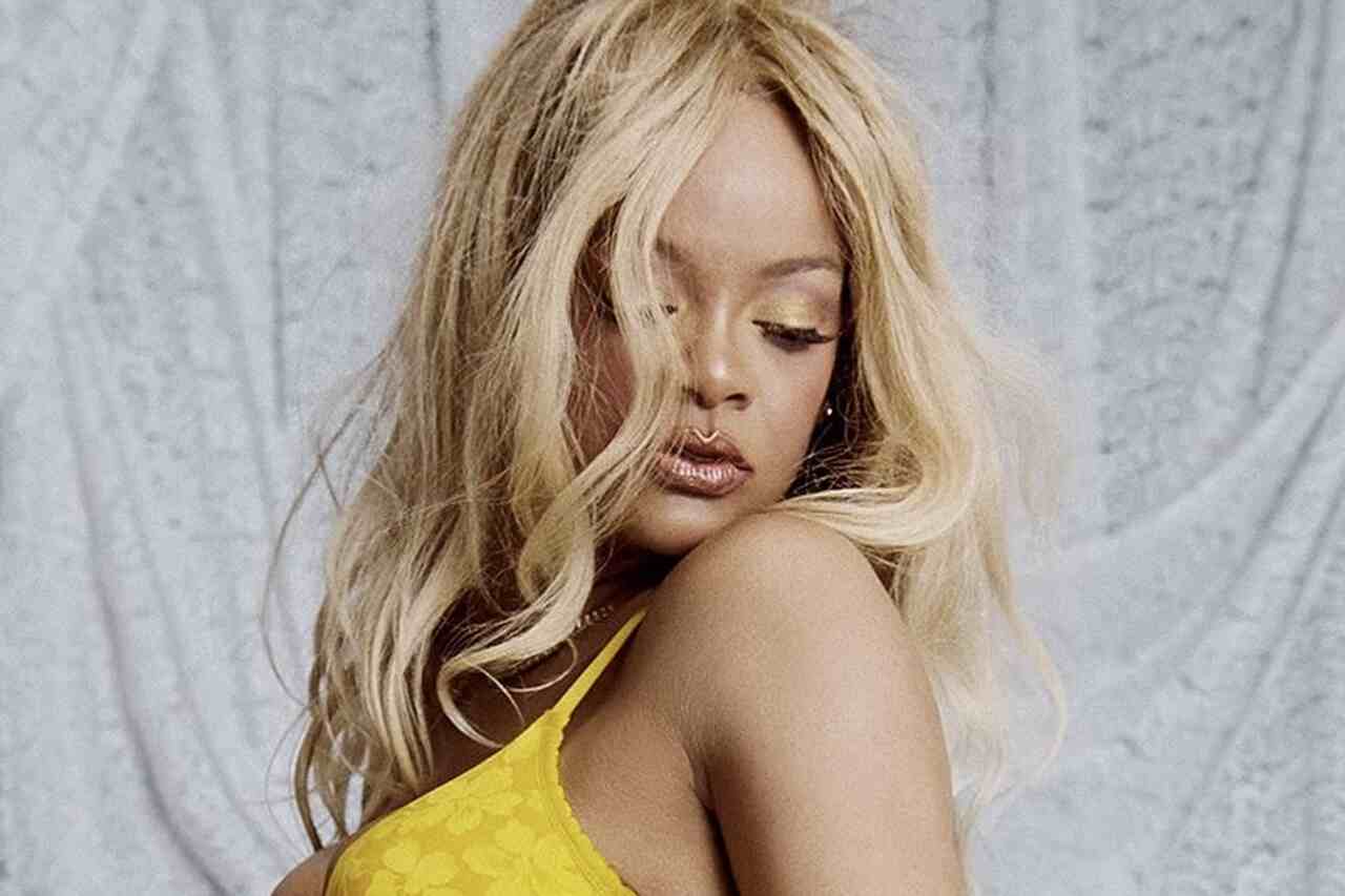 Rihanna mostra il suo corpo impeccabile dopo aver posato in lingerie gialla