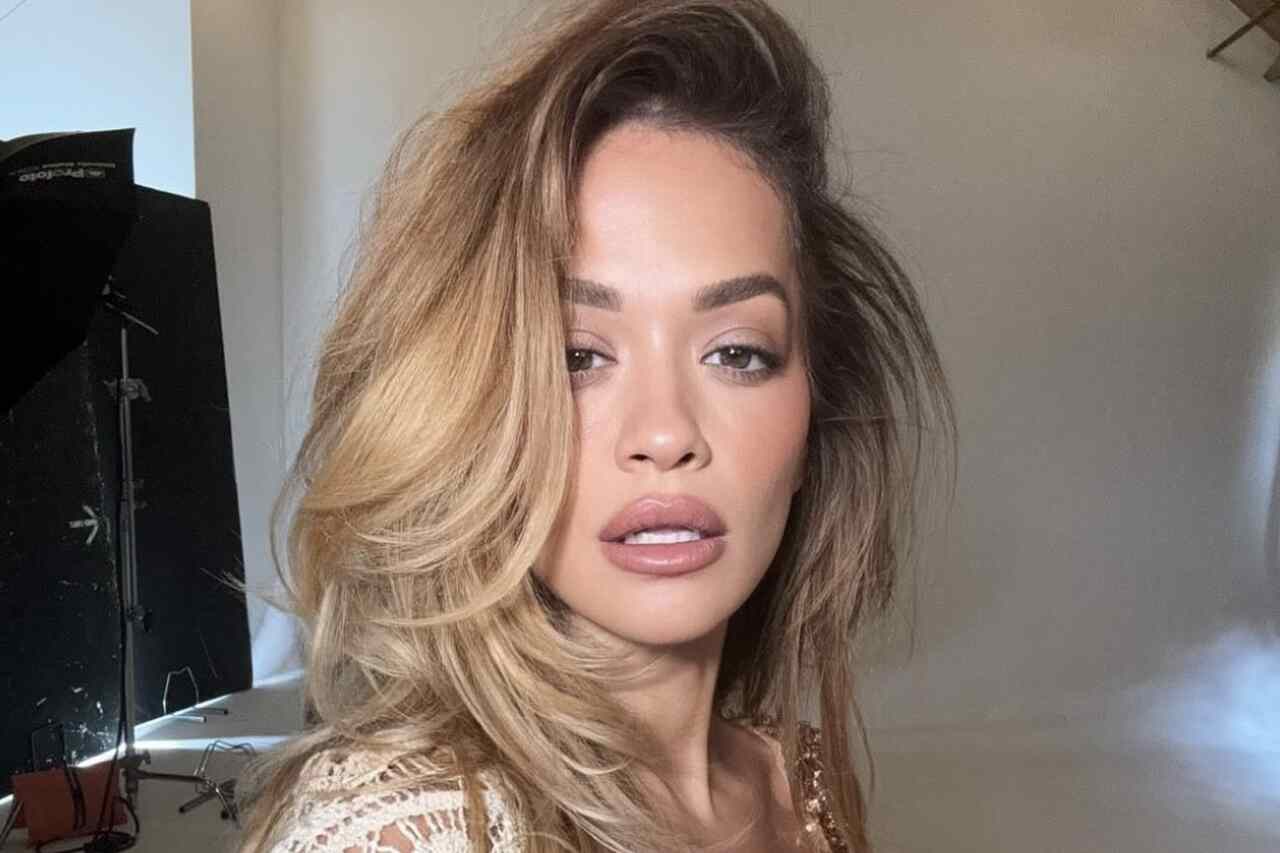 Rita Ora dispensa roupas para dia de spa e posta clique ousado nas redes 