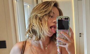 Sydney Sweeney mostra a língua em foto ousada e corre risco de banimento do Instagram