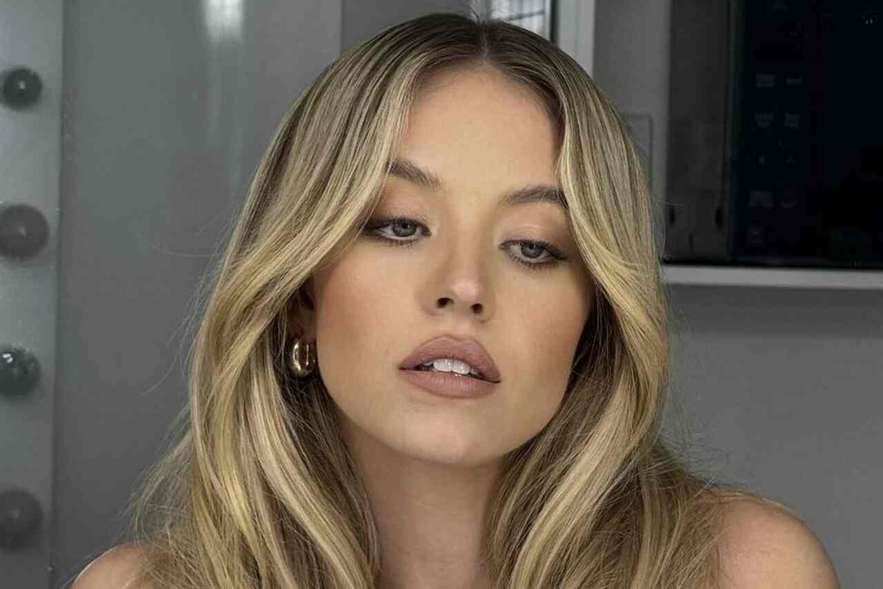 Sydney Sweeney "praticamente implorou" para elenco do SNL fazer piadas com seus atributos físicos