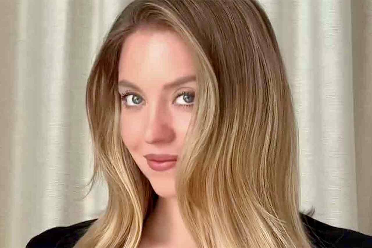 Vídeo: Sydney Sweeney exibe atributos físicos impecáveis após posar com vestido preto decotado