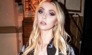 Taylor Momsen deixa fãs babando após dispensar sutiã para participar de evento de moda