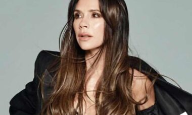 Victoria Beckham expõe lingerie após posar com vestido de renda transparente