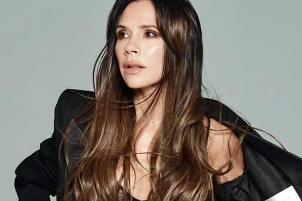 Victoria Beckham toont lingerie na poseren in een doorzichtige kanten jurk