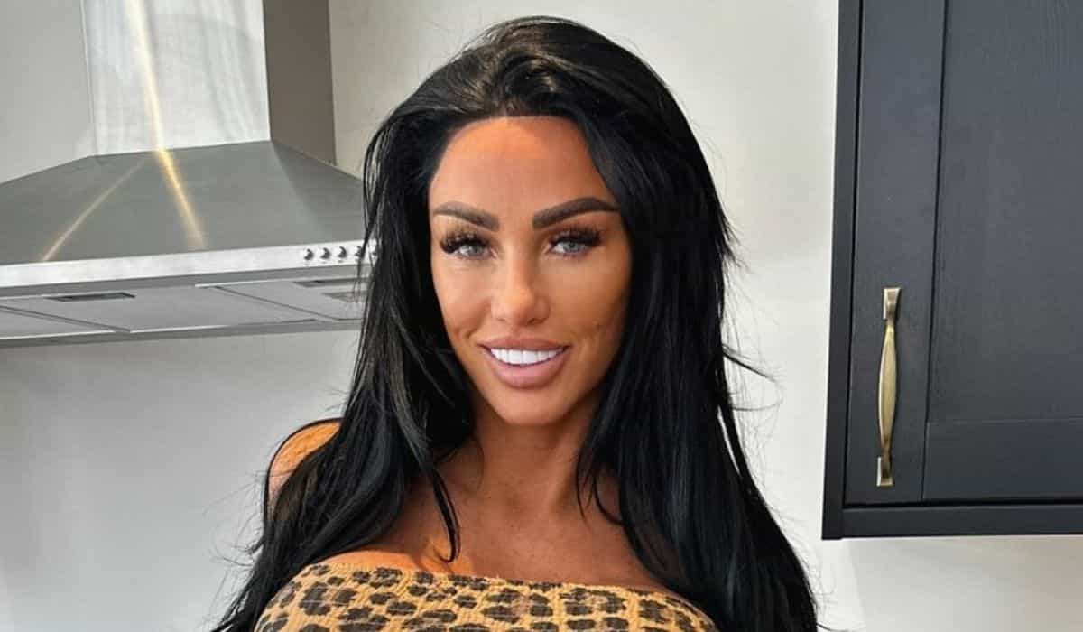 Katie Price inquiète ses fans avec l'absence de ses lobes d'oreilles après un lifting de 13 000 $