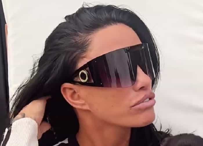 Katie Price deixa fãs alarmados com ausência de lóbulos da orelha após facelift de US$ 13 mil (Instagram / @katieprice)