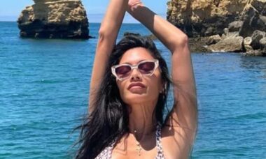 Nicole Scherzinger exibe as curvas ao curtir passeio em iate de luxo