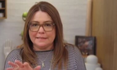 Rachael Ray surge gaguejando em novo vídeo nas redes sociais, mas ignora preocupação dos fãs