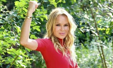 Amanda Holden posa em cima de bicicleta e exibe atributos físicos impecáveis