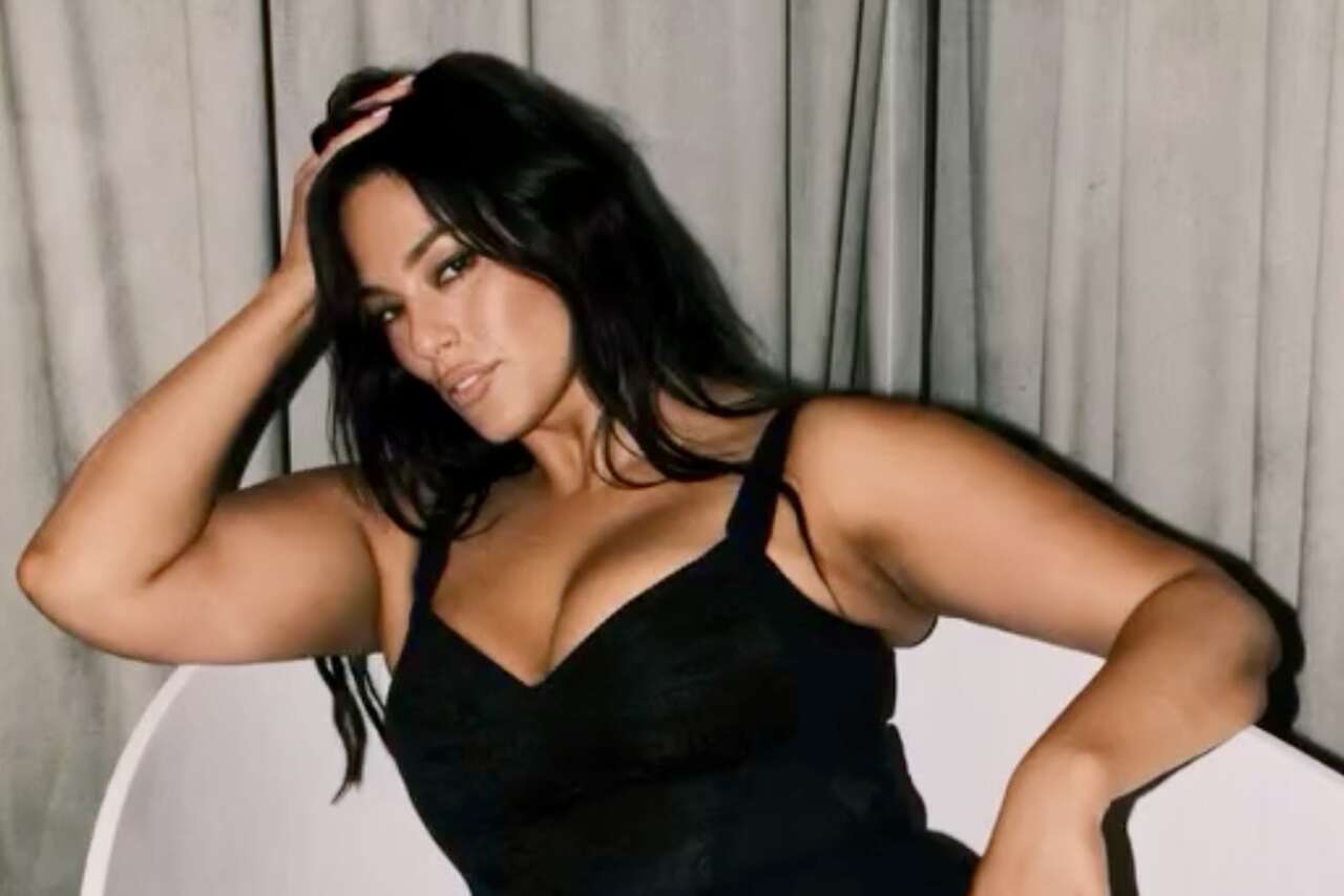 Ashley Graham gjør en dristig photoshoot i badekaret og lar fansen sikle